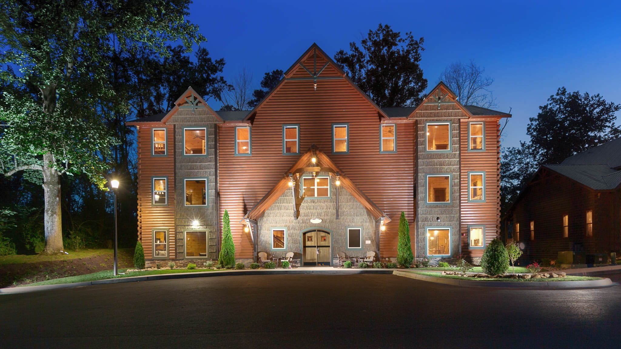 Luxurious Gatlinburg Cabin Can Sleep Up To 82 People | Smartbark Siding